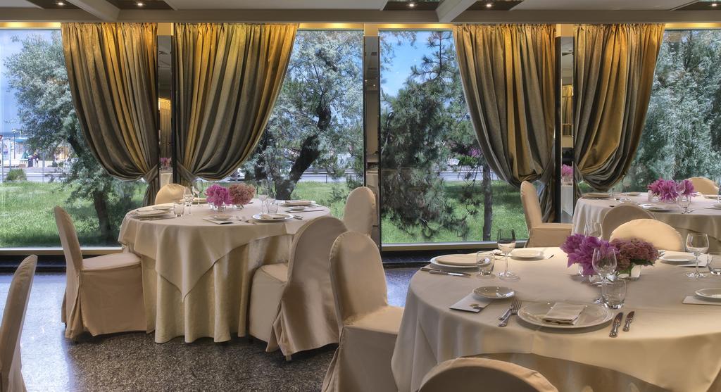 Hotel Ambasciatori Rimini Bagian luar foto