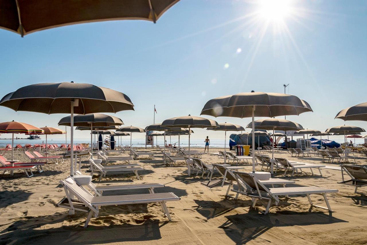 Hotel Ambasciatori Rimini Bagian luar foto